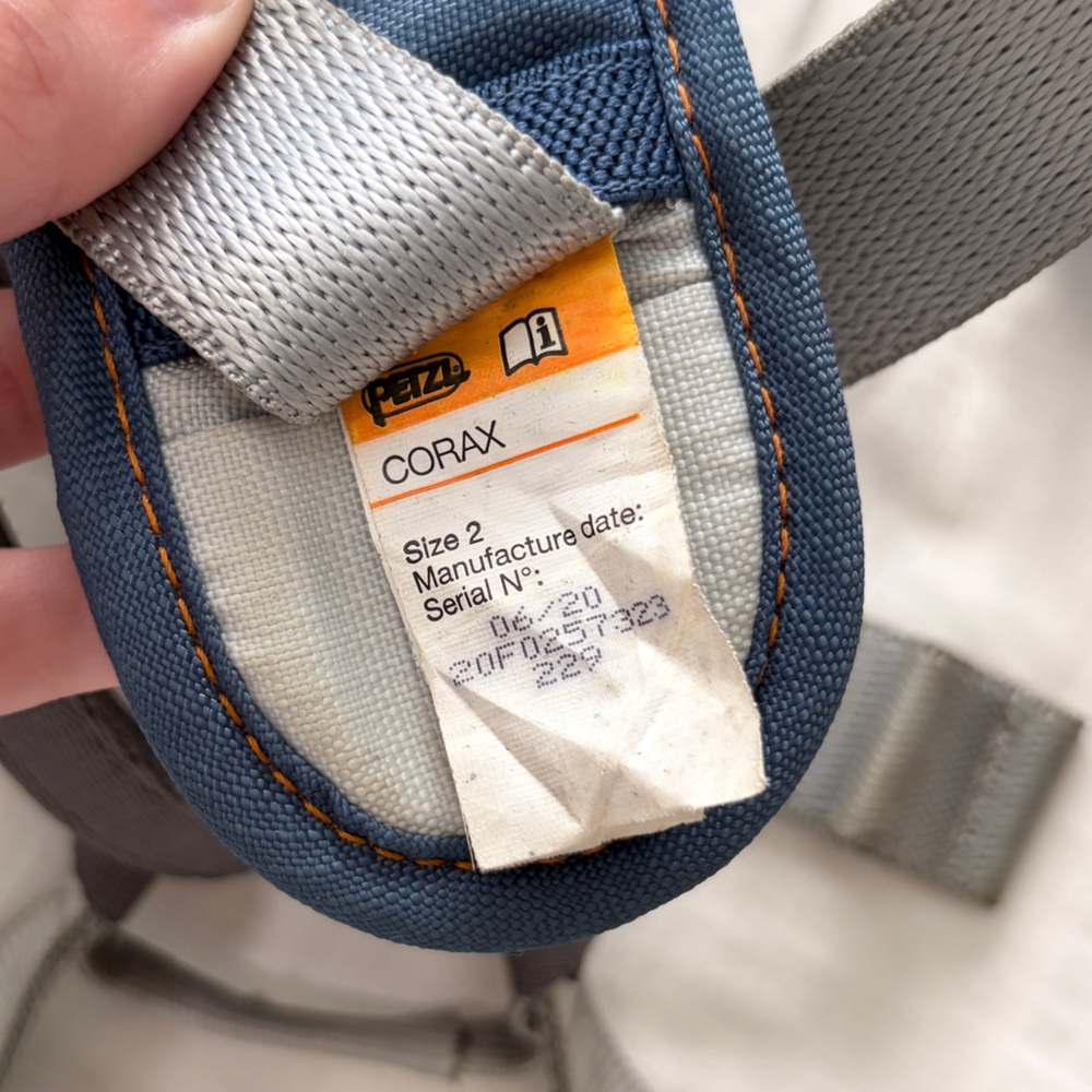 PETZL s2 CORAX ROCK CLIMBING HARNESS - Picture 3 of 6
